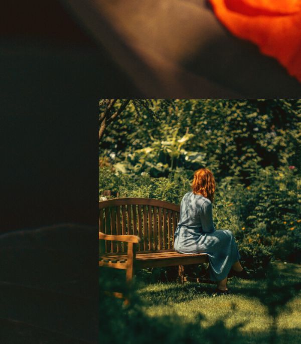 Femme assise sur un banc des jardins Château Rauzan-Ségla
